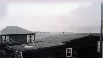 VED STRANDEN 10 og 12, ERIK og SWELL - LYSTRUP STRAND, 1950erne.jpg